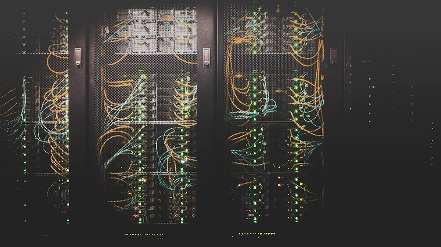 Corredor de um data center com racks e cabos de rede em tons azuis